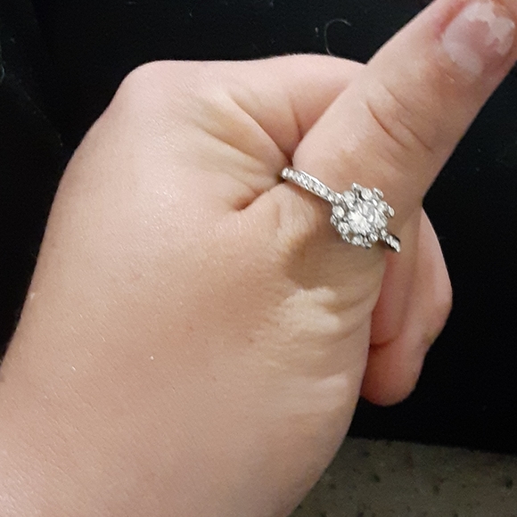 Size 9 ring - Picture 5 of 5